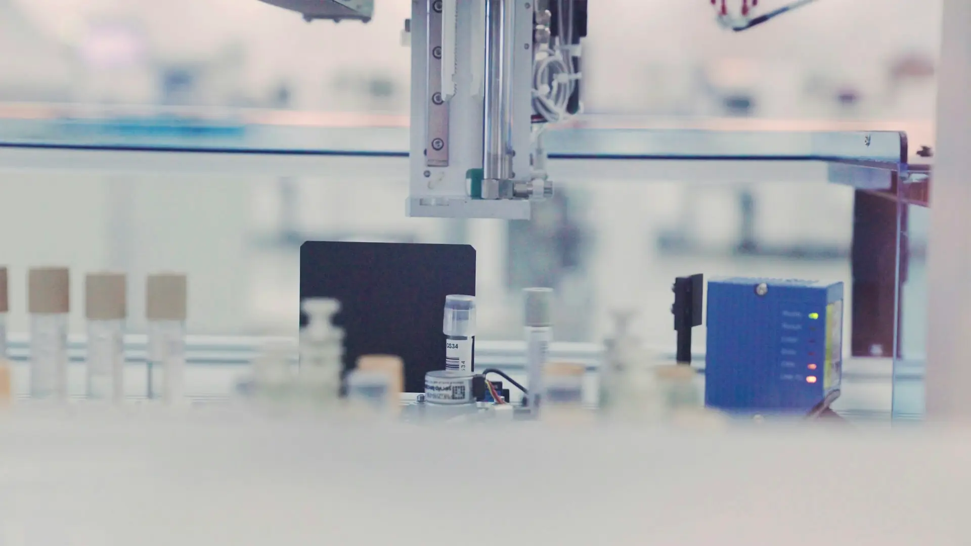 Automated laboratory equipment analysing samples